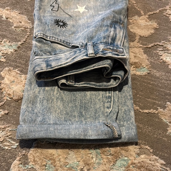 Trendy Light Wash Jeans with Patches - Picture 9 of 9